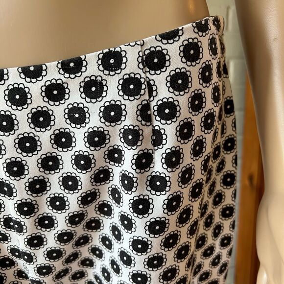 CHICO’S floral print crop pants black flowers on white background - Picture 6 of 6